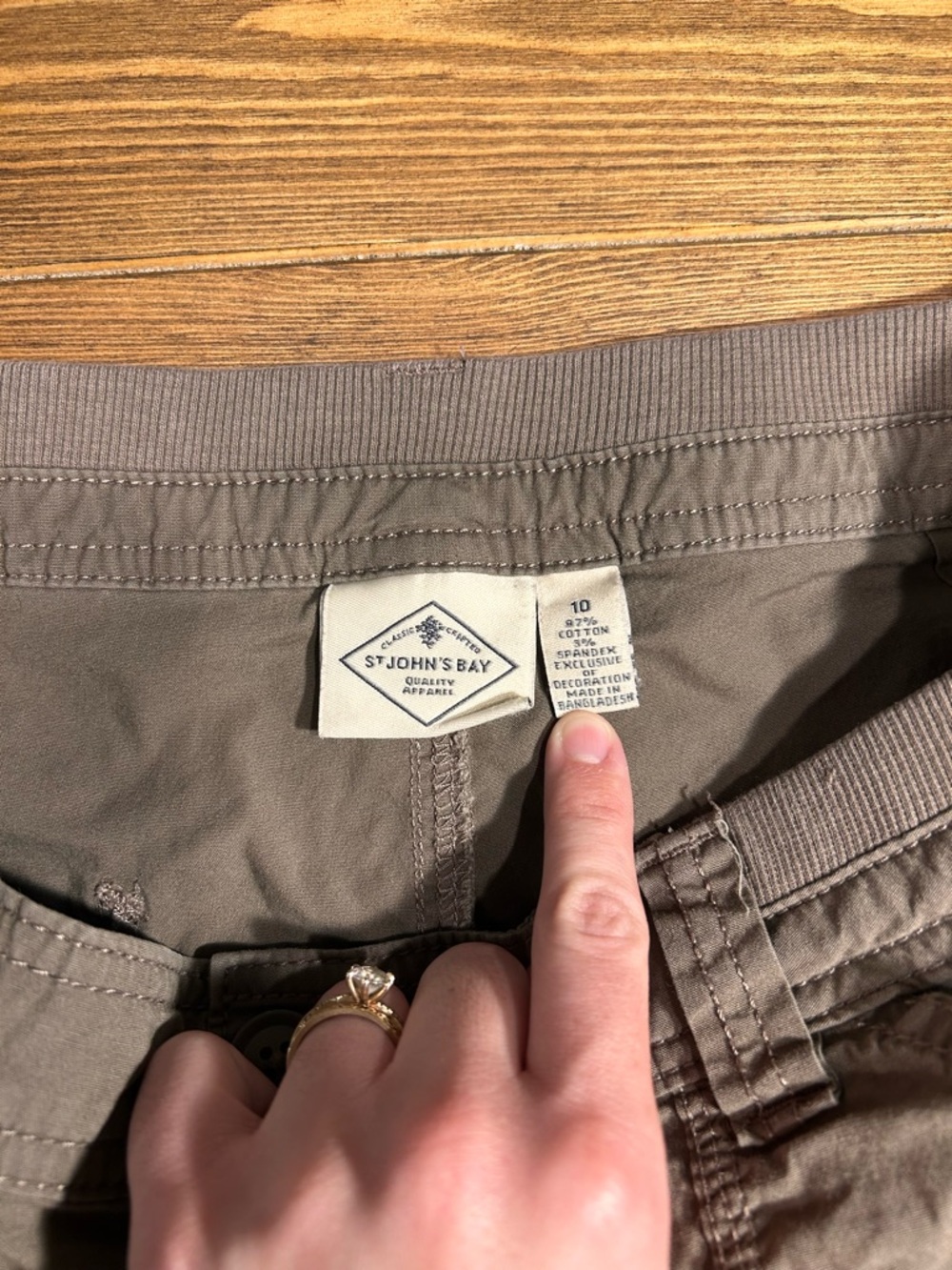Y2K St. John's Bay dark khaki cargo pants with pockets!
Size 10 - Picture 3 of 6